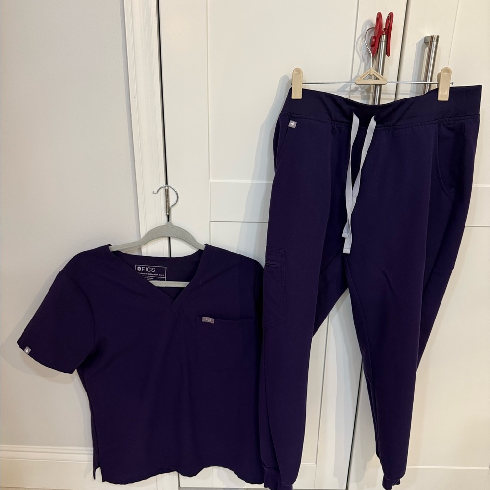 Figs Women's Medium Petite Scrub Set in Purple Jam